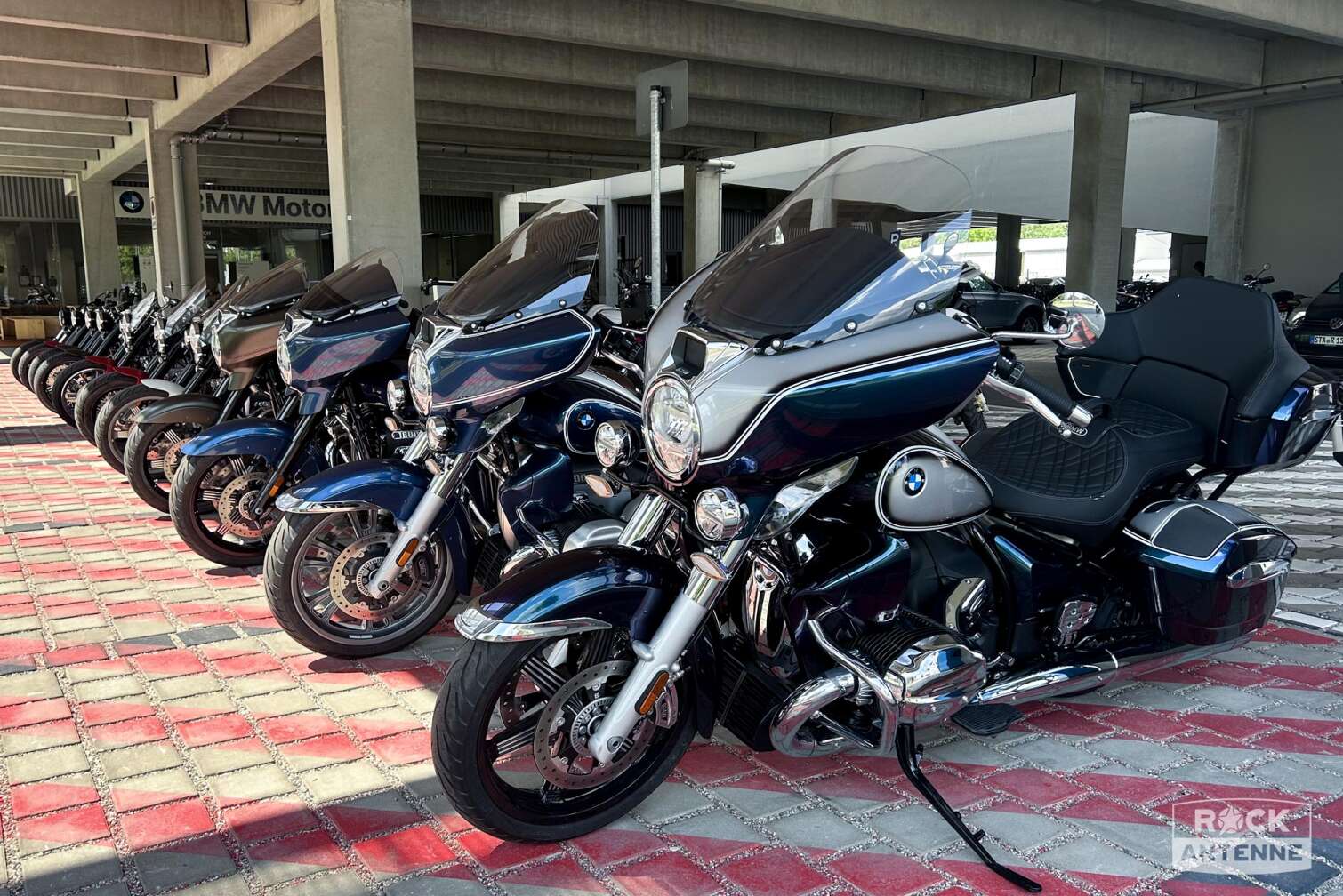 Eine Reihe von BMW R 18 Motorrädern aufgereiht vor der Münchener Filiale von BMW Motorrad
