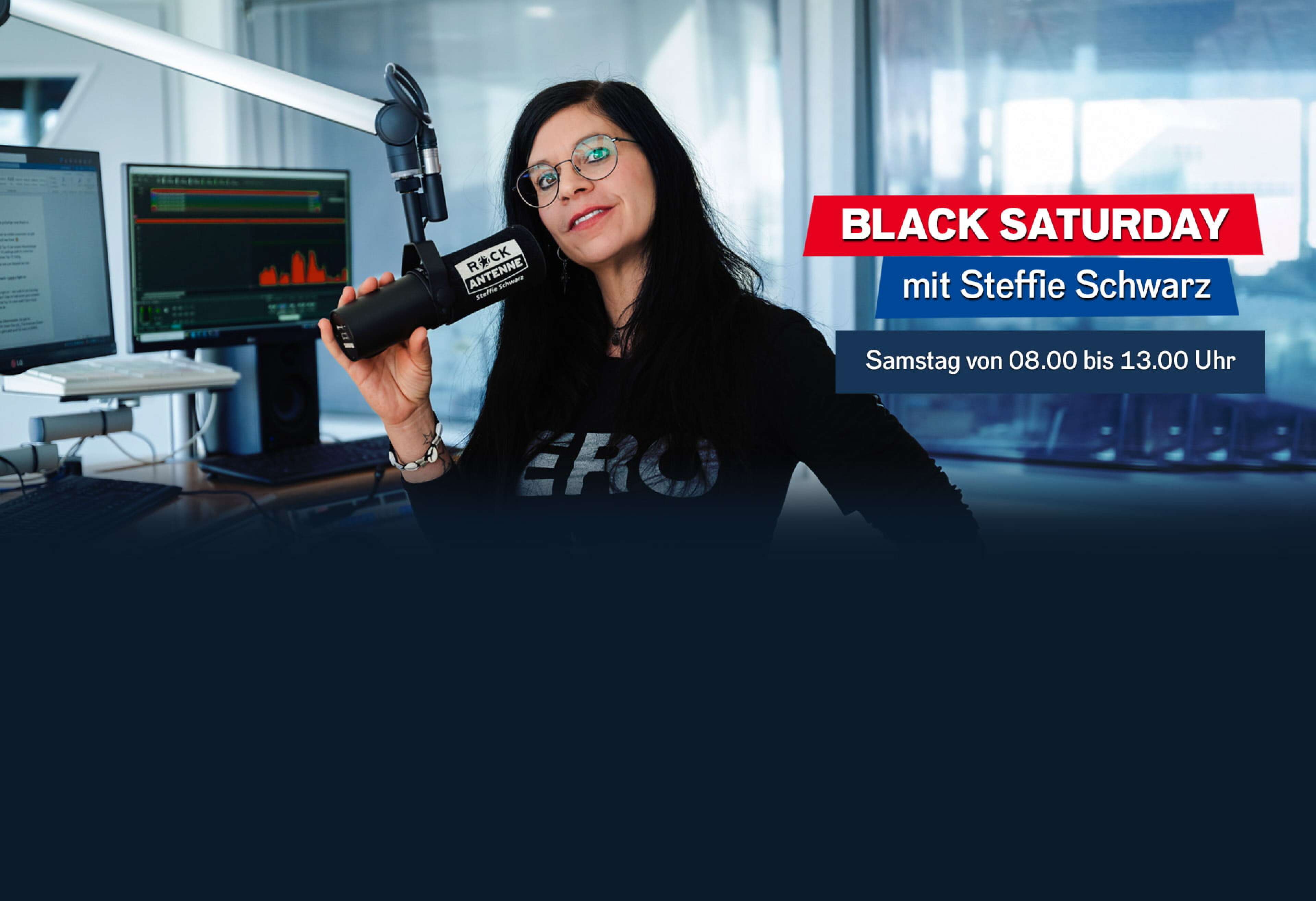 Foto von ROCK ANTENNE Moderatorin Steffie Schwarz im Studio, Text: Black Saturday mit Steffie Schwarz, Samstag von 8 bis 13 Uhr