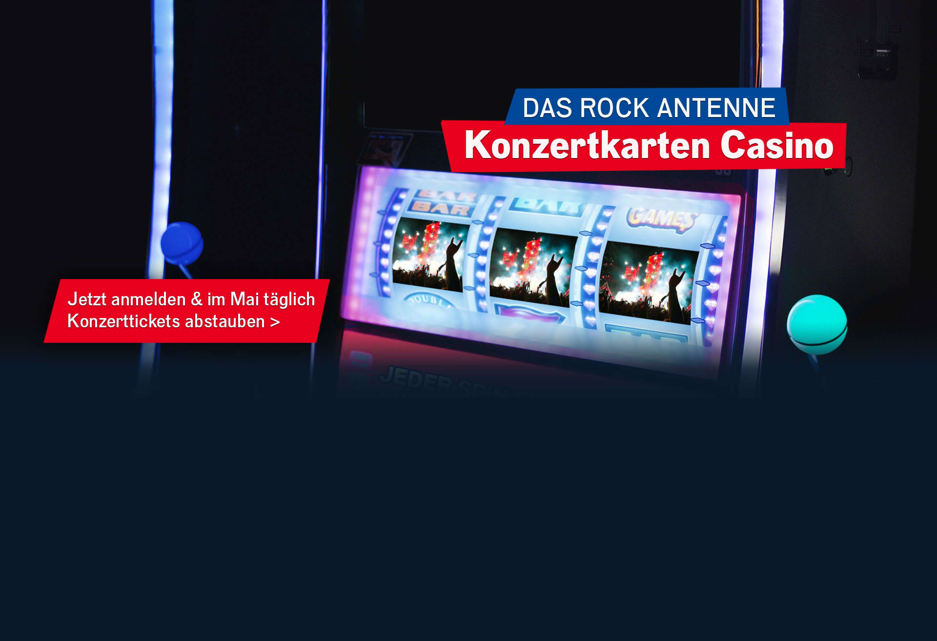 Nahaufnahme des Bildschirms eines Spielautomaten, darauf zu sehen sind drei Fotos von einem Konzert in einer Reihe, dazu der Text: Das ROCK ANTENNE Konzertkarten Casino -jetzt mitmachen und im Mai täglich Konzertkarten abstauben