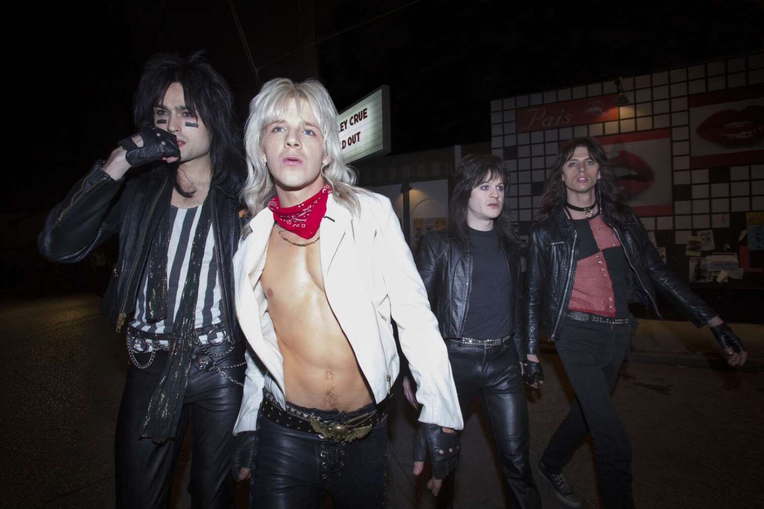 Mötley Crüe in ihrem Biopic vor einer Konzert-Location