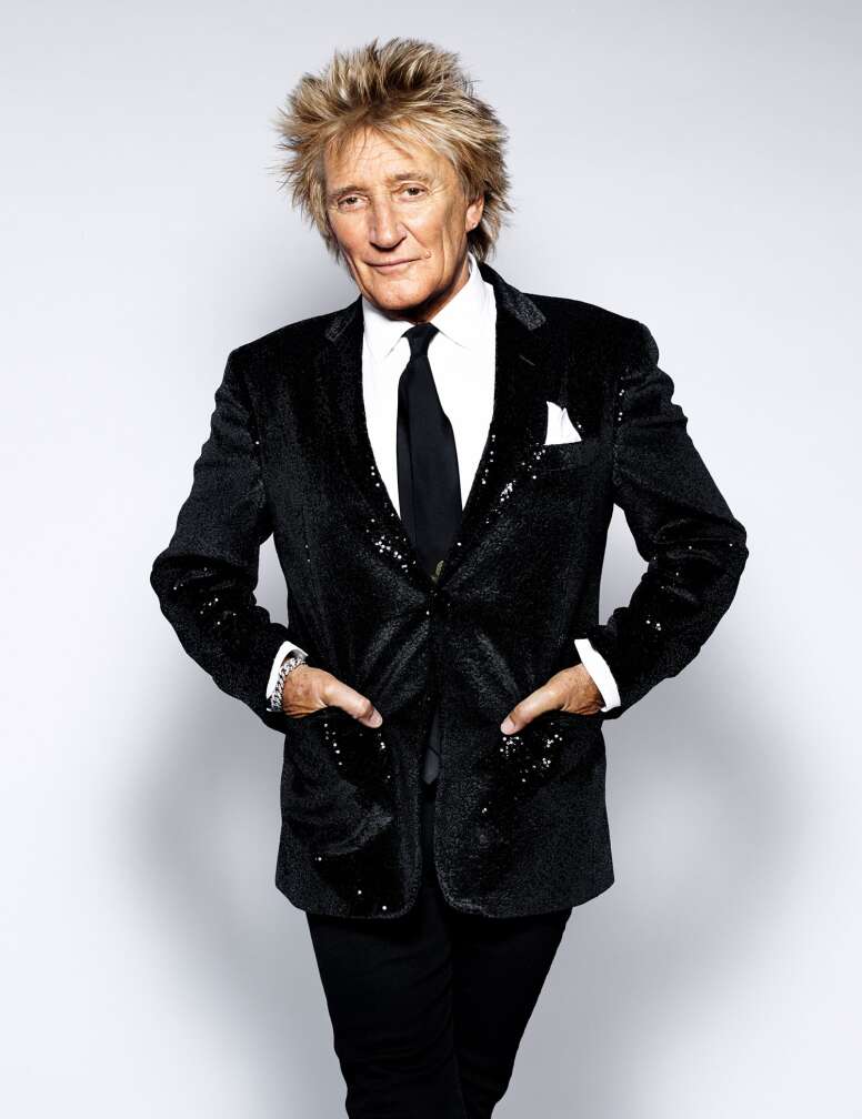 Rod Stewart posiert in Glitzer-Anzug mit Krawatte