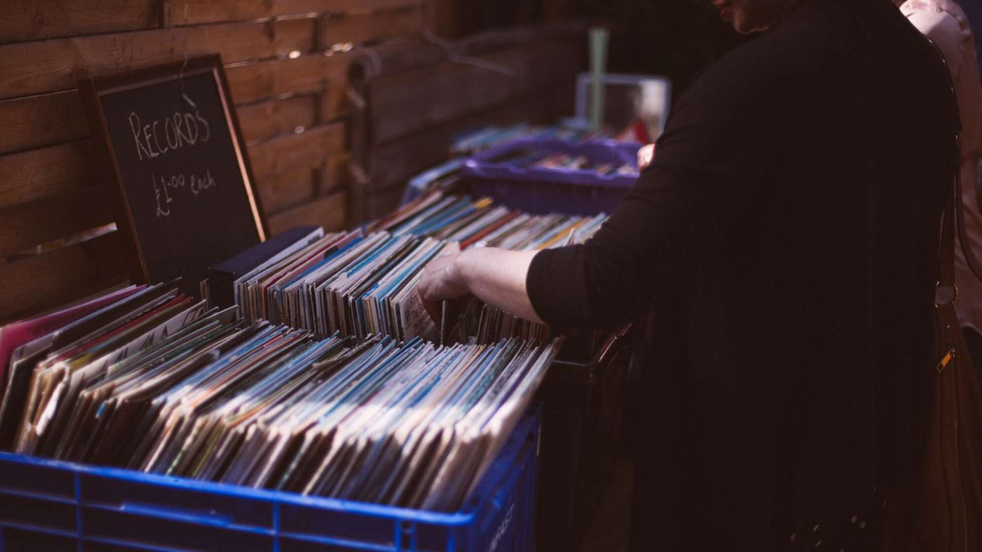 Container mit Schallplatten