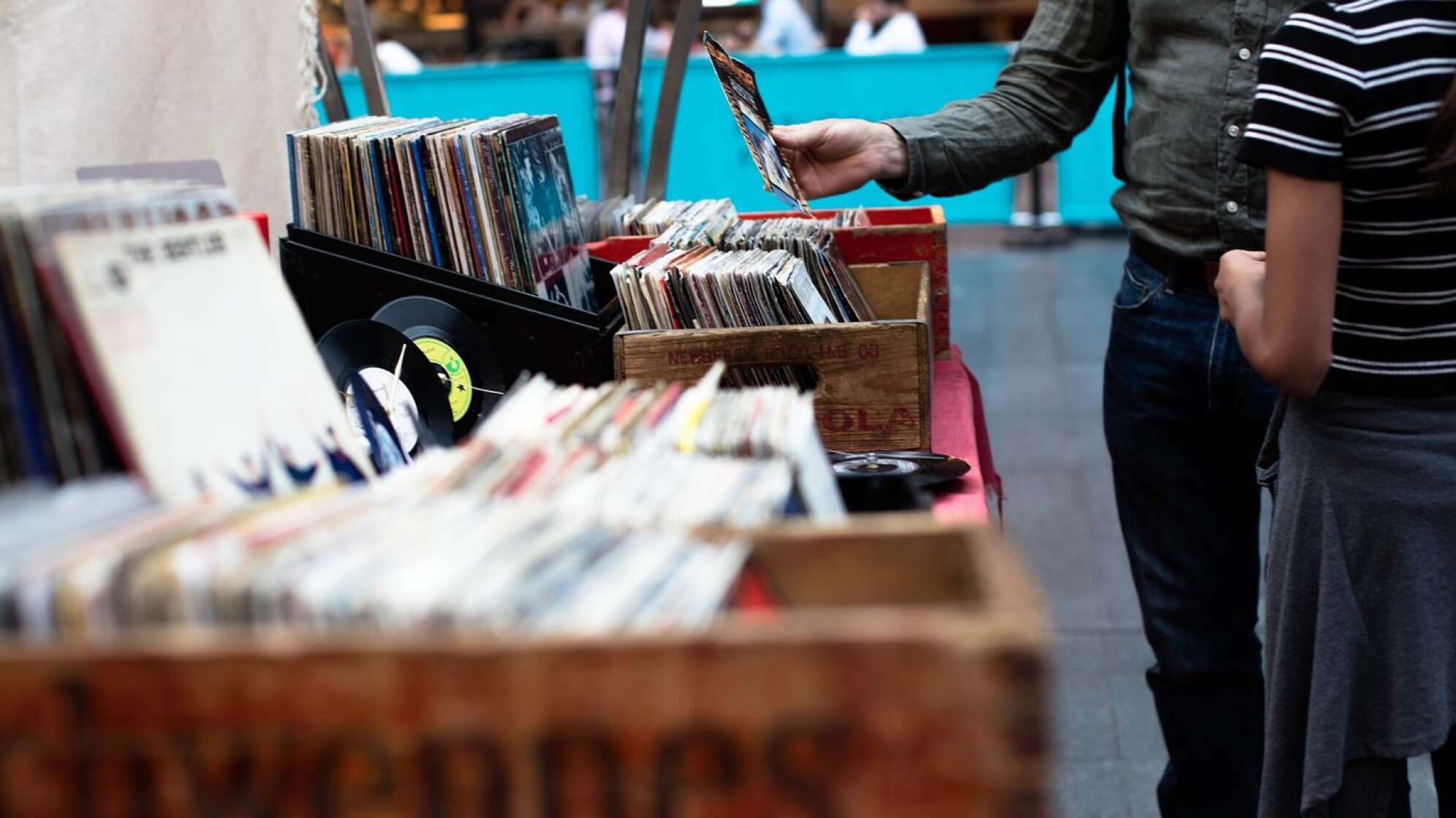 Container mit Schallplatten