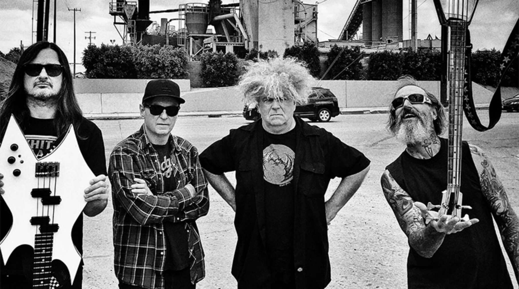 The Melvins posieren in einem Industriegebiet