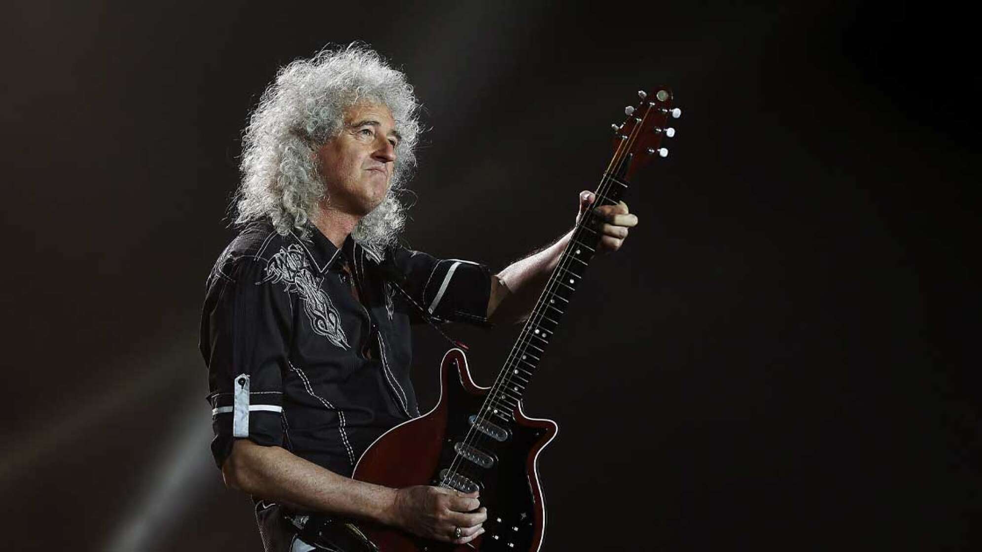 Brian May spielt Gitarre