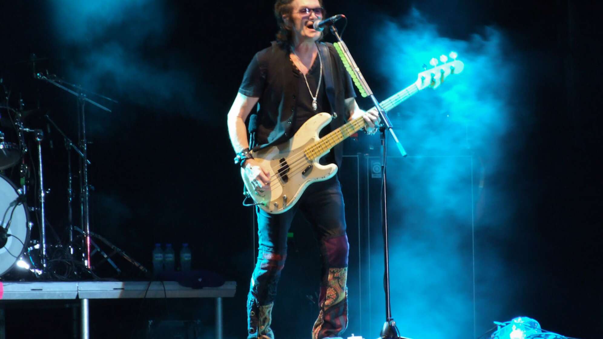 Glenn Hughes singt in ein Mikrofon