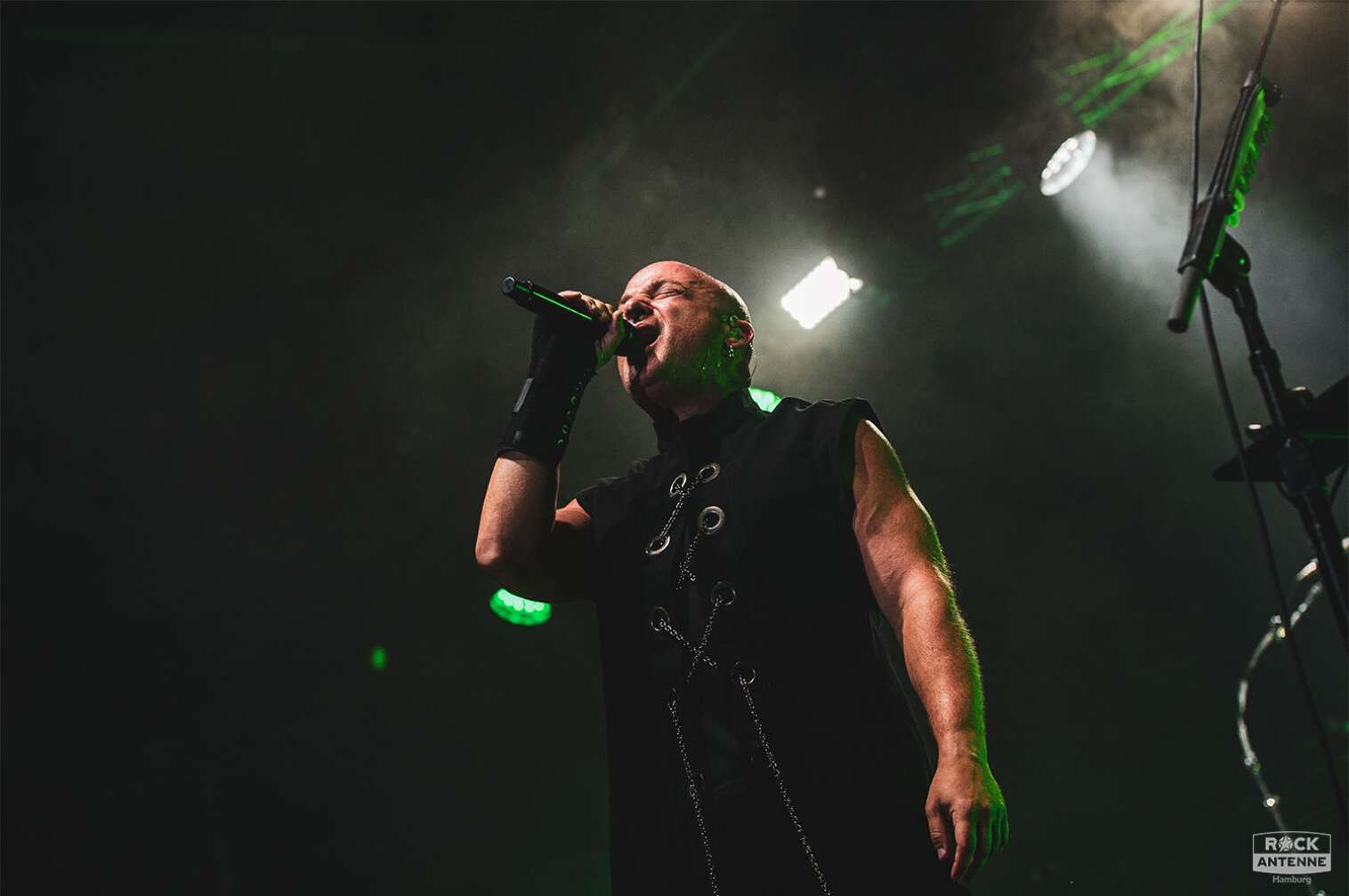 Ein Live-Foto der Band Disturbed beim Konzert am 12.06.2023 in der Sporthalle Hamburg