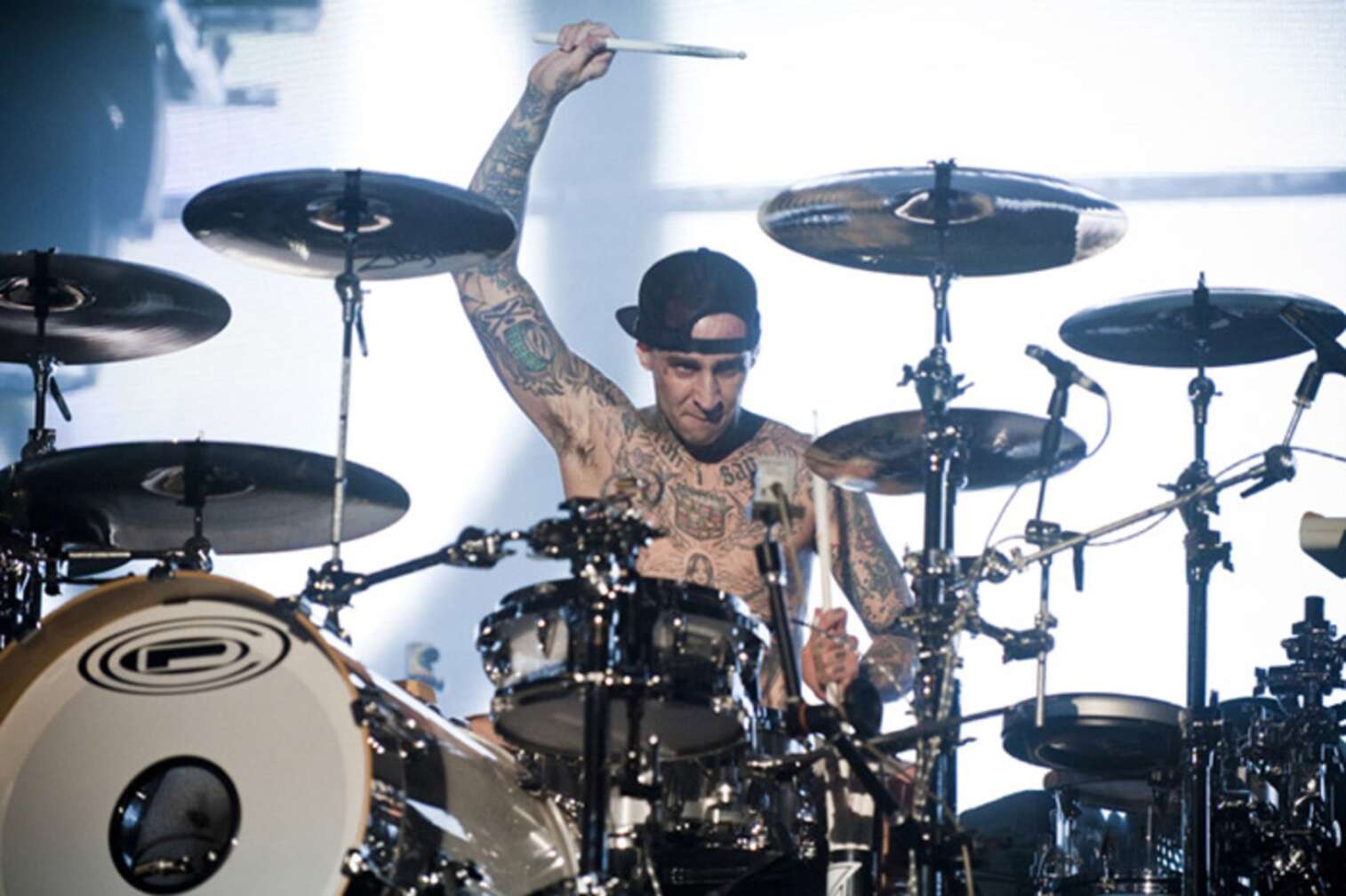 Travis Barker sitzt hinter seinem Schlagzeug und spielt