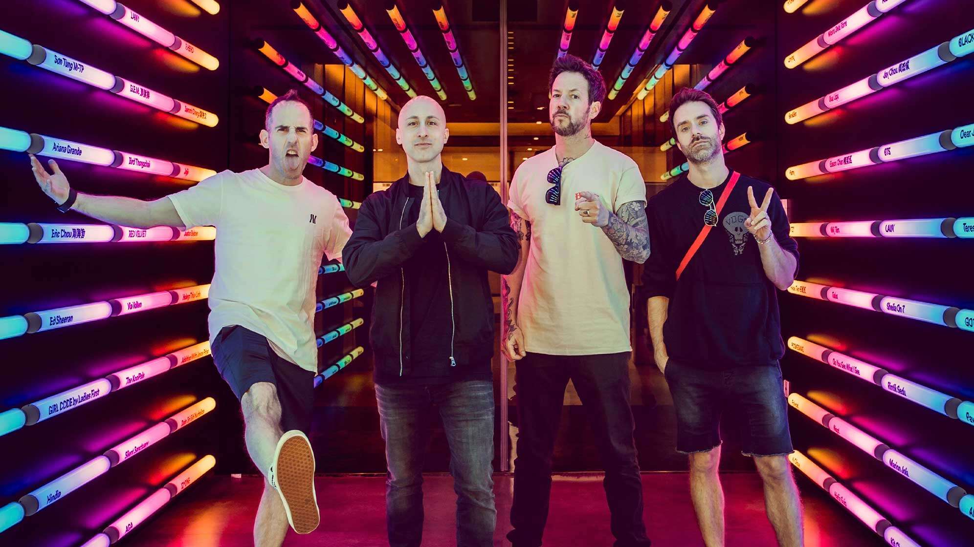 Bandfoto von Simple Plan mit Neonlicht außen herum