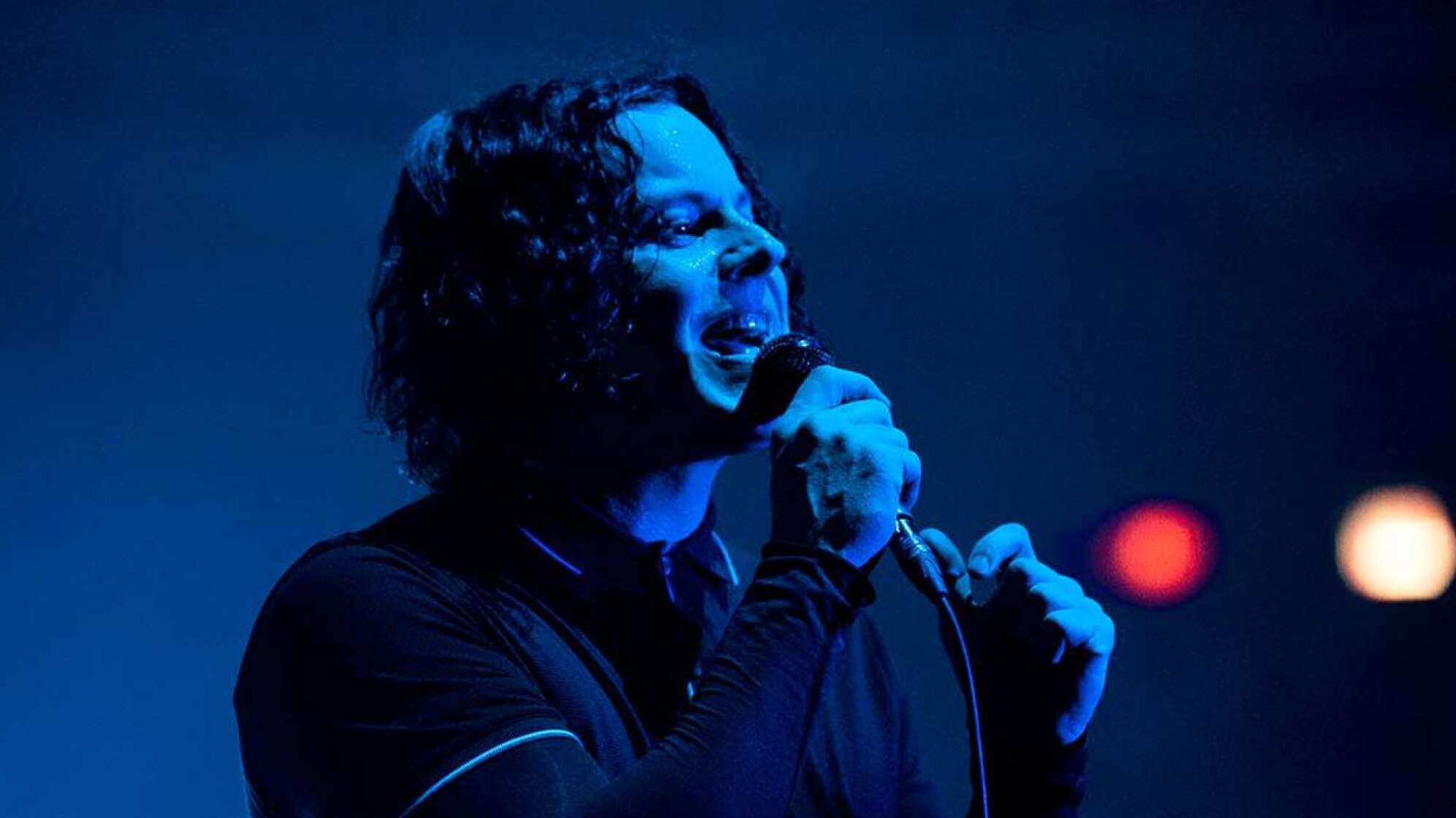 Jack White on stage singing blauer Hintergrund