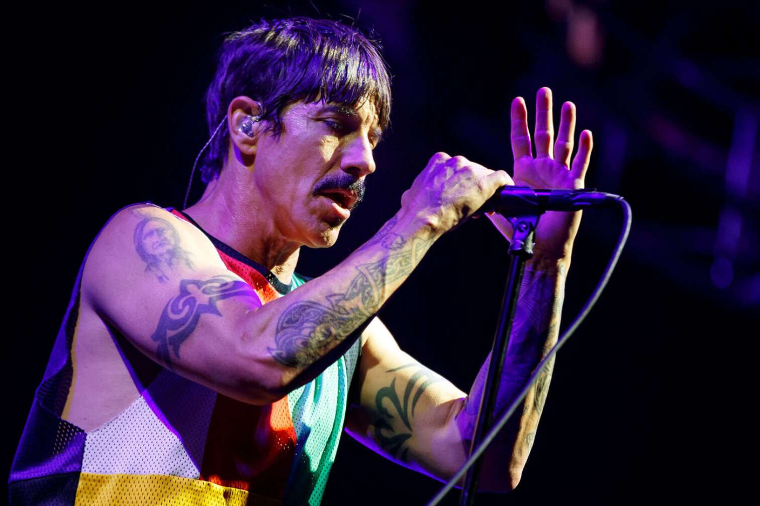 Anthony Kiedis auf der Bühne am singen