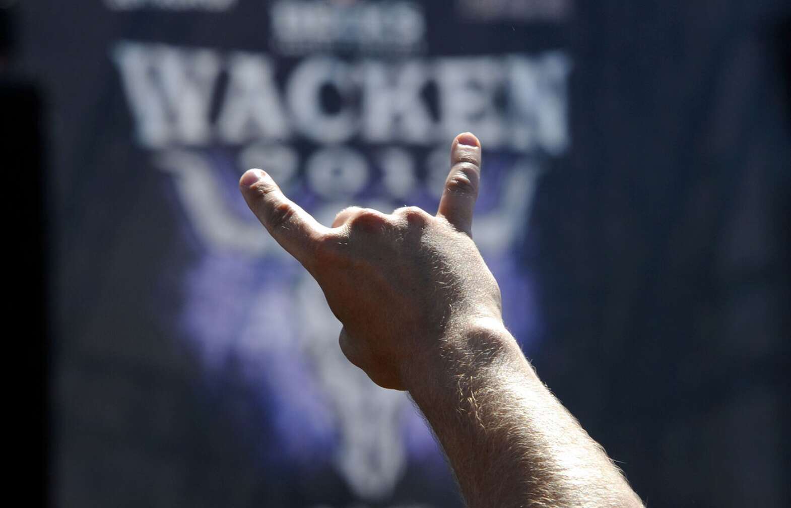 Rock Zeichen auf dem Wacken Konzert