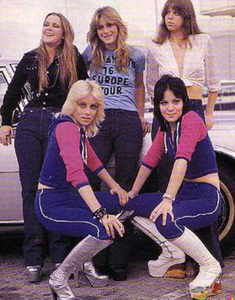 The Runaways posieren in ihren Bühnenoutfits für ein Promotionsfoto