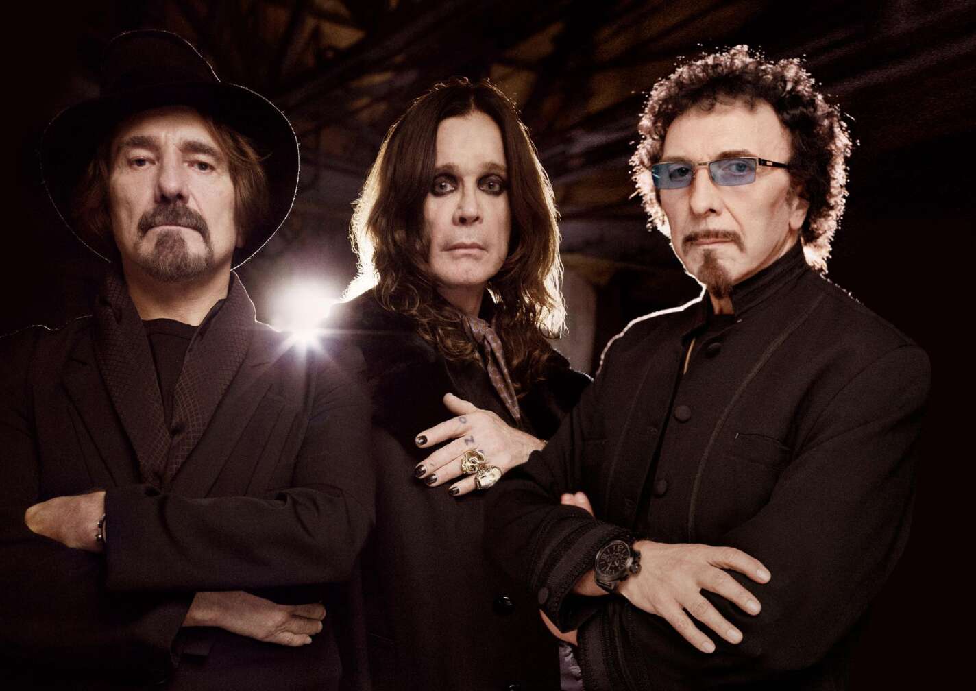 Geezer Butler, Tony Iommy und Ozzy Osbourne blicken ernst in die Kamera