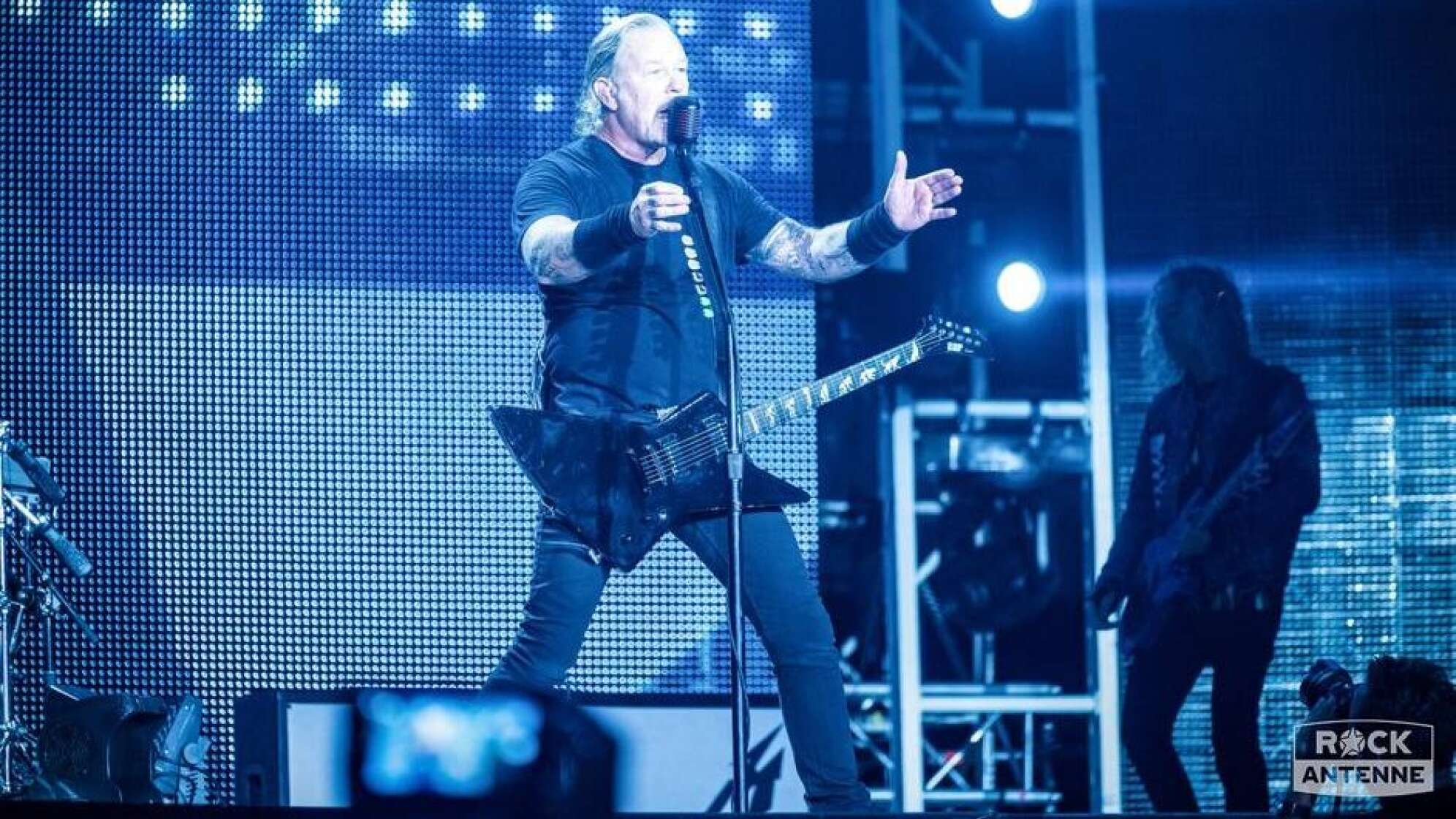 James Hetfield singend beim Konzert in München