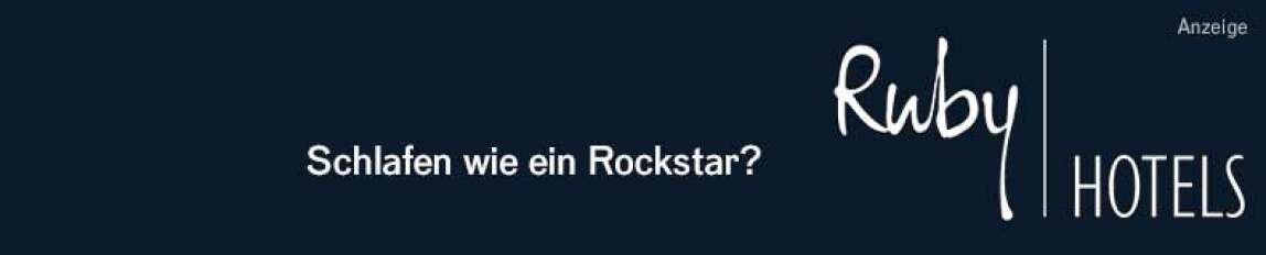 Werbeanzeige der Ruby Hotel Kette und mit dem Logo und Text: Schlafen wie ein Rockstar?