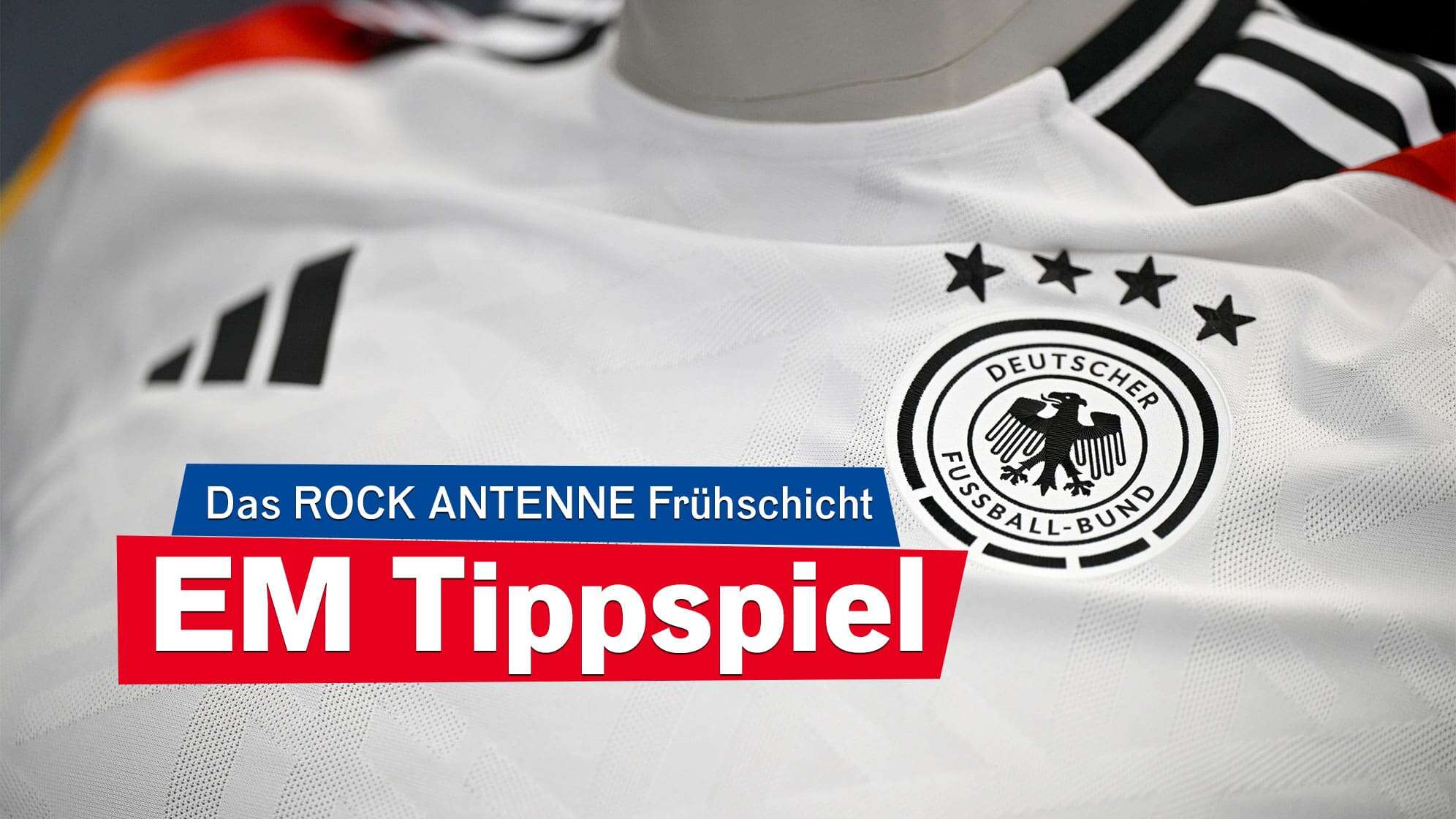 Nahaufnahme des offiziellen Trikots der deutschen Fußball-Nationalmannschaft im Brustbereich, dazu der Text: Das ROCK ANTENNE Frühschicht EM Tippspiel