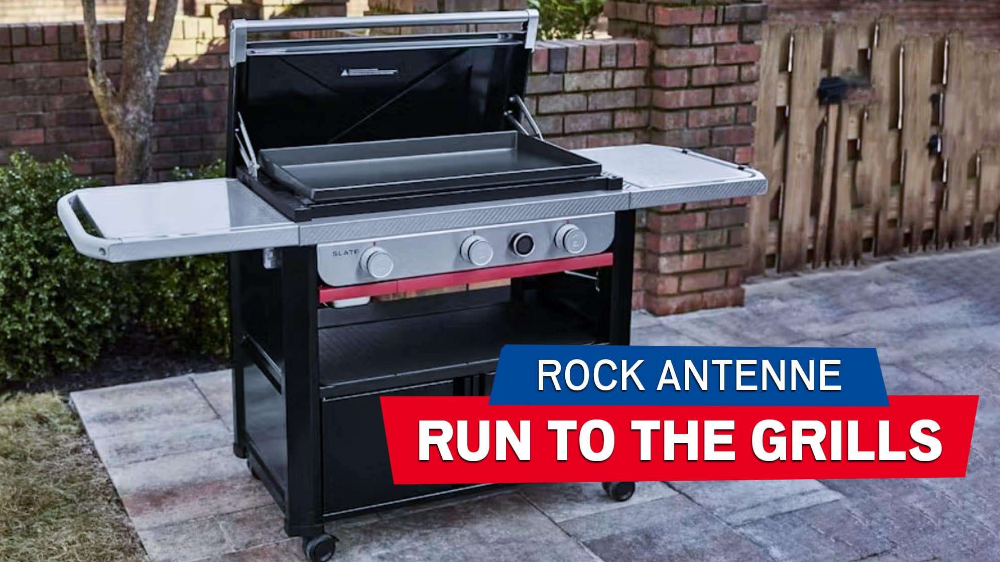 Bild des Weber Gasgrills Modell WEBER® SLATE GPD 76 CM PREMIUM PLANCHA in einem Innenhof stehend, dazu der Text: ROCK ANTENNE Run to the Grills