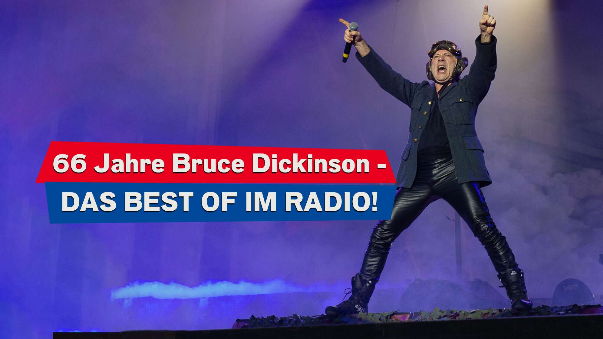 Iron Maiden Sänger Bruce Dickinson bei einem Konzert in seinem ikonischen Fliegeroutfit, die Hände beide in die Luft gestreckt, dazu der Text: 66 Jahre Bruce Dickinson - das Best of im Radio!