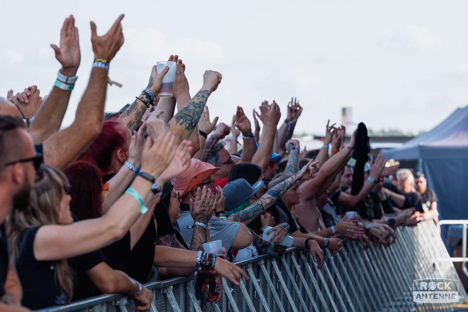 Foto vom Festivalgelände und den Besuchern des FULL REWIND Festival 2024