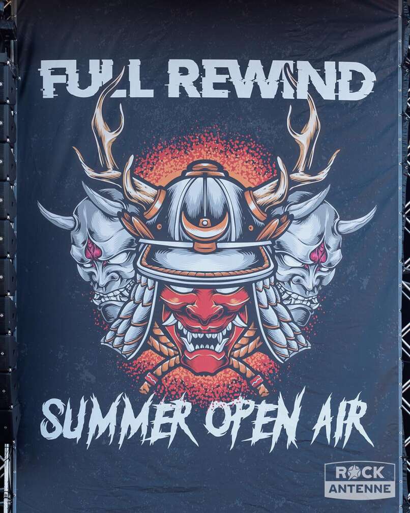 Foto des Logobanners des FULL REWIND Festivals 2024