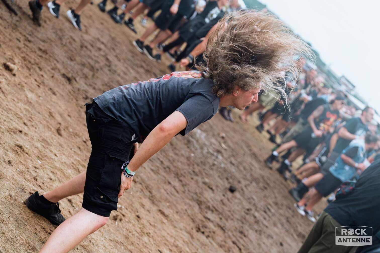 Konzertbesucher beim Headbangen auf dem FULL REWIND Festival 2024