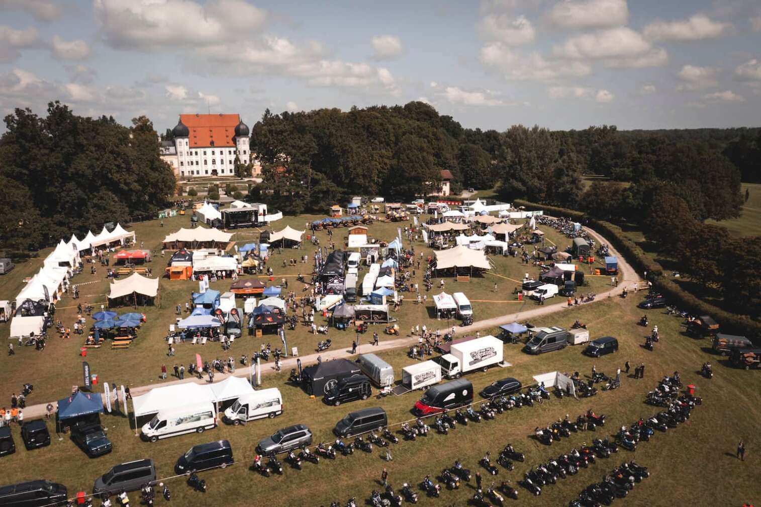 Foto des ersten MaxlRIDE Moto Festivals im August 2023 in Maxlrain