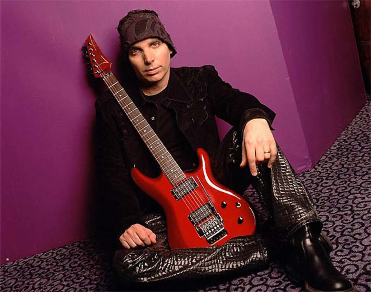 Joe Satriani mit Gitarre