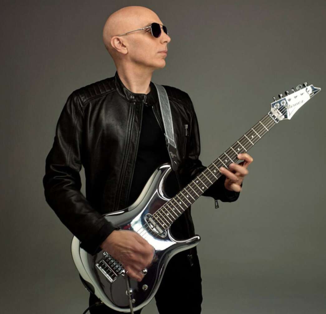 Joe Satriani mit Gitarre