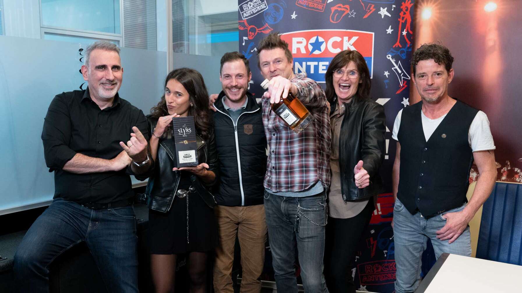 Das ROCK ANTENNE Team (Guy Fränkel, Yvonne-Christin Holzwart, Thomas Moser und Susanne Seeholzer) mit Thomas Dahlem von Slyrs bei der offiziellen Übergabe des ROCK ANTENNE Whisky von Slyrs