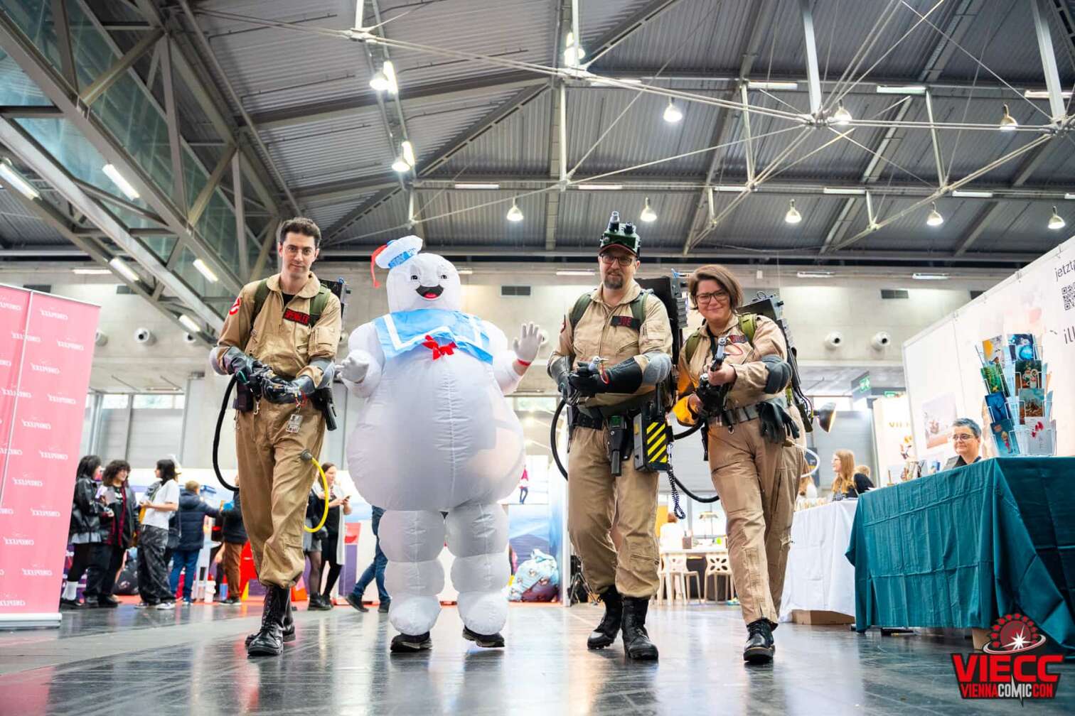 3 Männer und eine Frau in Ghost Busters Kostümen bei der Vienna Comic Con 2023