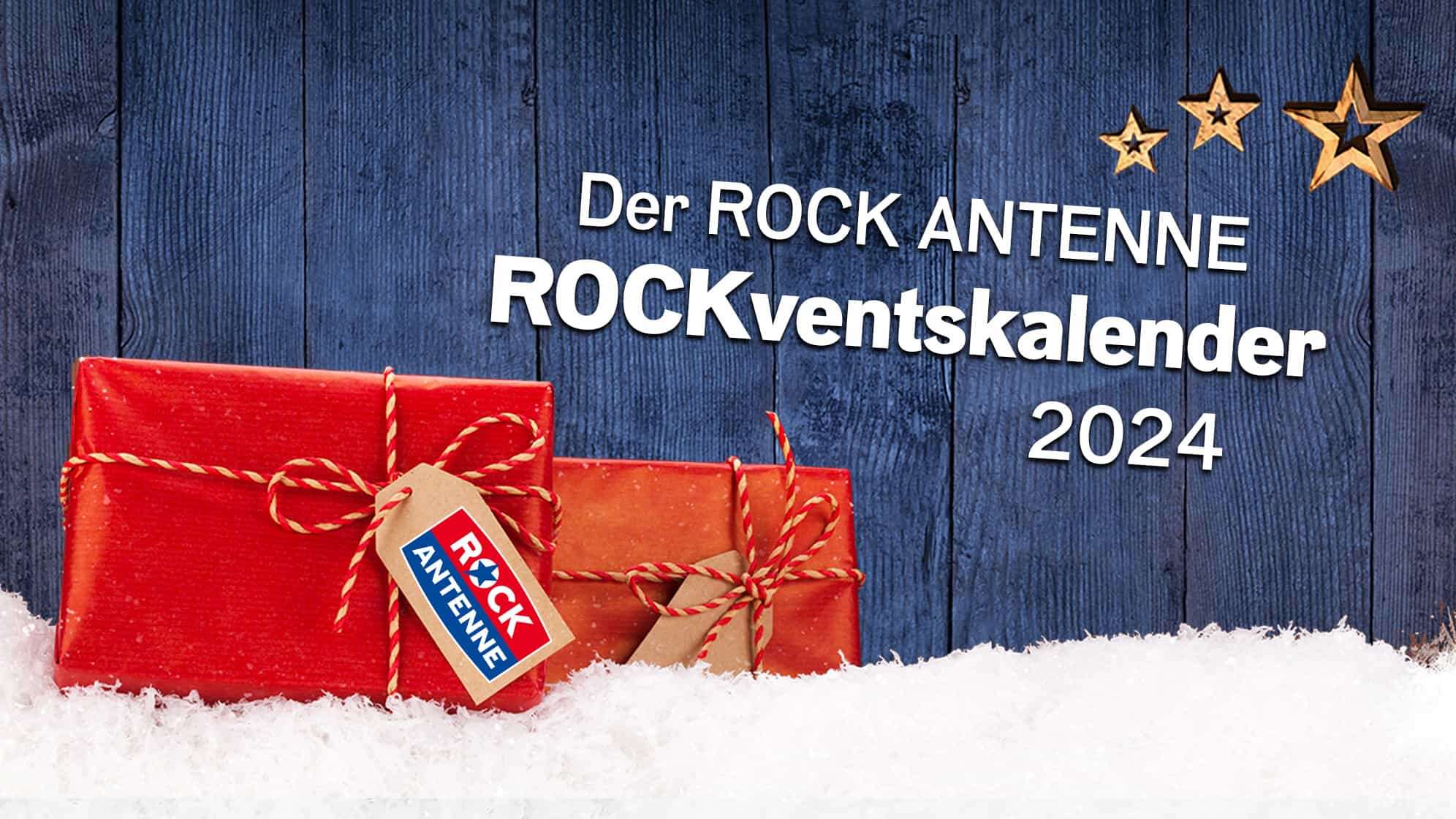 zwei rote Päckchen stehen auf weißem Schnee vor einer blauen Bretterwand, dazu der Text: Der ROCK ANTENNE ROCKventskalender 2024