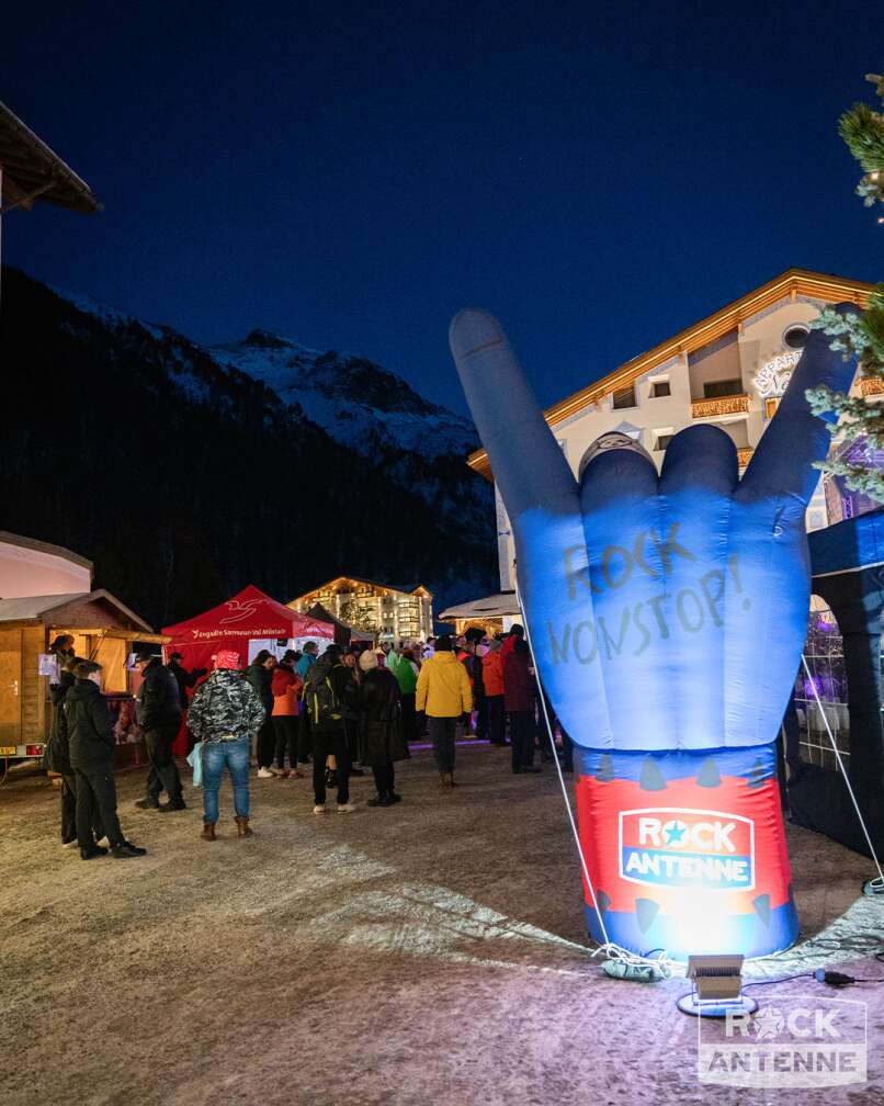 Rock The Mountain 2024 in Samnaun: Die Location in Samnaun mit einer aufblasbaren Hand