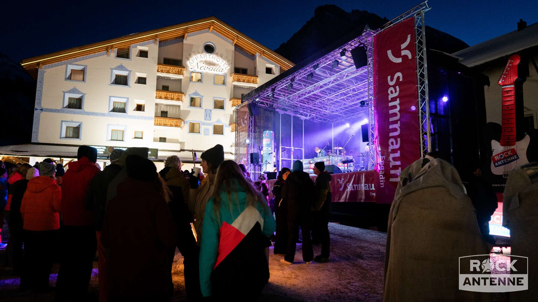 Rock The Mountain 2024 in Samnaun: Das Gelände in Samnaun mit Bühne und Hotel im Hinterfgrund